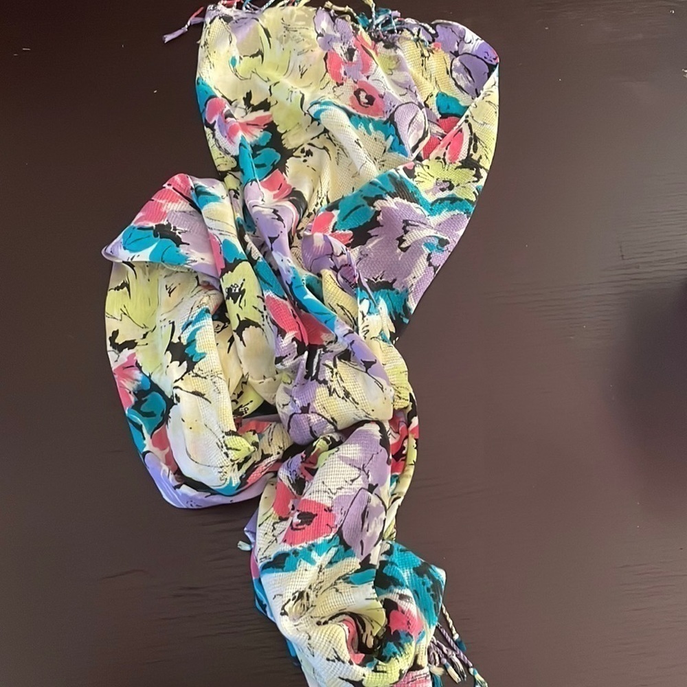 Scarf - Collectioneighteen - 100% Acrylic - Beautiful Detailed print